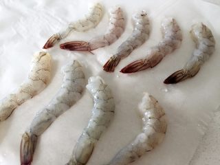 4、鲜虾可乐饼,处理好后用厨房纸擦干水分备用。