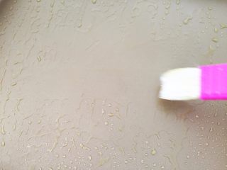 8、鲜虾可乐饼,一般常规的可乐饼都是油炸，我们改用烤箱烤，最好用不沾烤盘，如果没有，垫一层油纸，在烤盘底部刷一层薄薄的橄榄油。