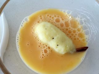 9、鲜虾可乐饼,把海豚宝宝在蛋液里裹一下