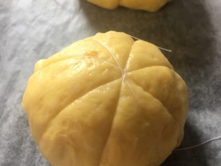 4、日式南瓜造型面包,棉绳绑成米字形