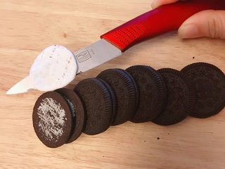 1、巧克力慕斯蛋糕,奥利奥饼干去掉夹心。