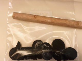 2、巧克力慕斯蛋糕,饼干放入食品密封代中，用擀面杖来回滚压。