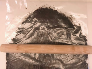 3、巧克力慕斯蛋糕,滚压成奥利奥饼干碎。