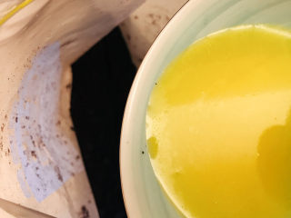 4、巧克力慕斯蛋糕,黄油隔水加热融化，将融化后的黄油倒入饼干碎中。