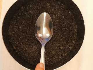 6、巧克力慕斯蛋糕,将黄油饼干碎放入模具（6寸慕斯圈）中，用勺子背面按压紧实。放入冰箱冷藏备用。