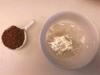 7、巧克力慕斯蛋糕,吉利丁片用凉开水泡软