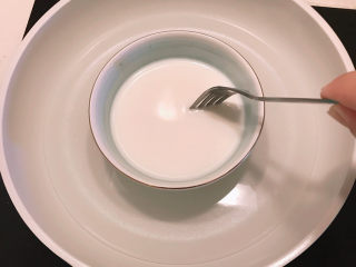 8、巧克力慕斯蛋糕,纯牛奶隔水加热