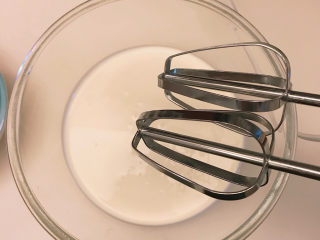 13、巧克力慕斯蛋糕,用电动打蛋器打发淡奶油至7分发泡。