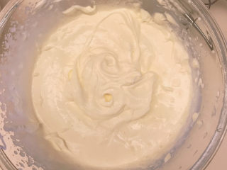 14、巧克力慕斯蛋糕,淡奶油有清晰纹理，能流动即可。