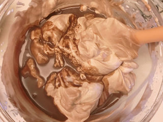 15、巧克力慕斯蛋糕,将可可牛奶液倒入奶油中，翻拌均匀。