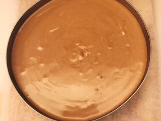 16、巧克力慕斯蛋糕,倒入有饼干碎的模具中。