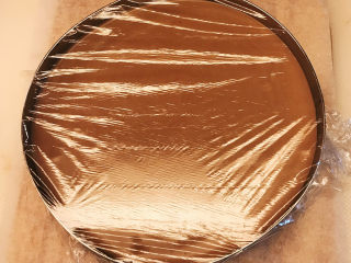 17、巧克力慕斯蛋糕,用保鲜膜覆盖后，放入冰箱冷藏6小时以上。冷藏好后脱模。