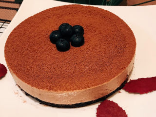 18、巧克力慕斯蛋糕,网筛筛上可可粉，装饰上一些喜欢的水果等。