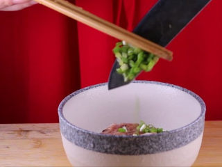 2、往虾里打入一颗蛋——虾扯蛋,将葱切成葱末后，放入调好的肉末中一同搅拌备用（这里的肉馅我是加了适量的盐、酱油、香菇丁、吐司一同搅拌好了哦）