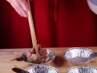 7、往虾里打入一颗蛋——虾扯蛋,将调好的肉馅放入虾肉上。