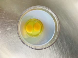 3、胡萝卜华夫饼,长帝榨汁杯中打入两个鸡蛋。