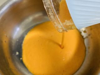 8、胡萝卜华夫饼,将胡萝卜浆导入盆中