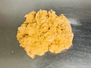 14、胡萝卜华夫饼,将面粉导入案板上