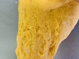 15、胡萝卜华夫饼,用推拉的出手法进行揉面