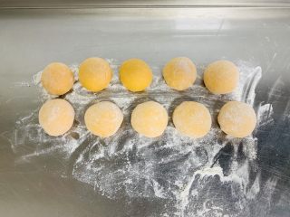 19、胡萝卜华夫饼,再次揉搓均匀，整理成小面团。