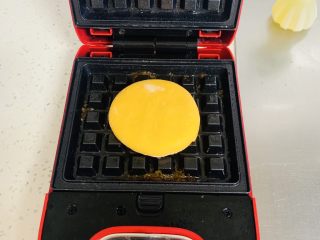 25、胡萝卜华夫饼,ACA轻食机提前预热烤盘烧油，放入第一个整理好的面胚。