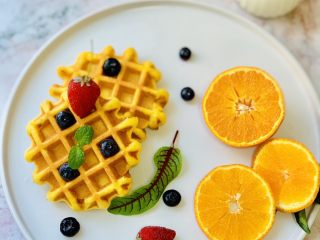 27、胡萝卜华夫饼,搭配喜欢的水果、酸奶、饮品。