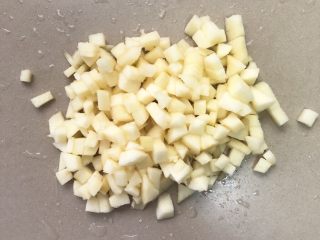 2、吐司苹果派,苹果去皮切丁