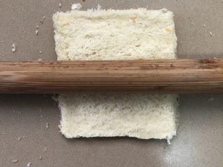 8、吐司苹果派,用擀面杖擀平