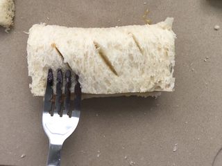 12、吐司苹果派,对折，用叉子压紧