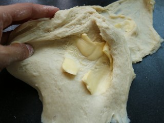 4、≈蔓越莓酸奶小方面包≈,加入黄油继续揉