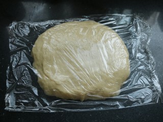 9、≈蔓越莓酸奶小方面包≈,盖上保鲜膜饧10分钟