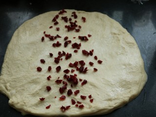 12、≈蔓越莓酸奶小方面包≈,在中间撒上蔓越莓