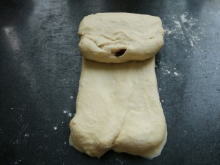 15、≈蔓越莓酸奶小方面包≈,在把两头向中间折起来