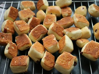 21、≈蔓越莓酸奶小方面包≈,烤好后。取出晾凉