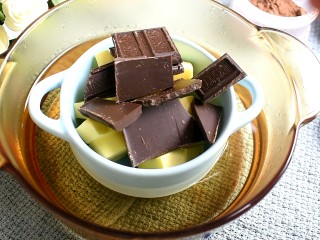 2、巧克力布朗尼,将黄油和巧克力隔热水融化