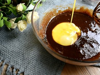 7、巧克力布朗尼,每一次倒入都要充分搅打均匀后再进行
