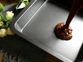 12、巧克力布朗尼,将面糊倒入模具中