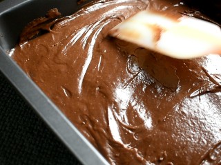 13、巧克力布朗尼,用刮刀将表面抹平