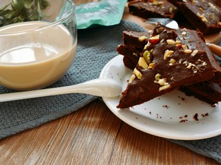 15、巧克力布朗尼,烤好后晾凉脱模切块即可。再搭配一杯奶茶或者咖啡,度过一个美好的下午茶时光吧~