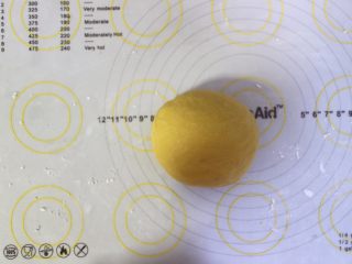 3、沙琪玛,一个揉面程序结束后即可取出，在揉面垫上撒一点淀粉，将面团揉圆