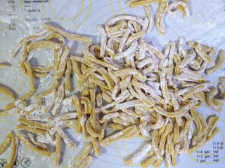 6、沙琪玛,然后在切成细条，尽量切的细一点，我这个切的都有点粗了。切好的面条要撒上一点淀粉来防止面条之间粘到一起