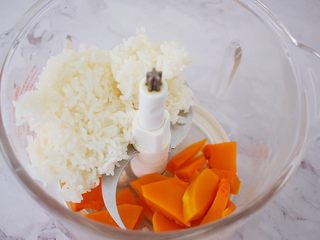 4、南瓜蒸蛋糕,加入米饭