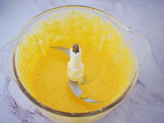 7、南瓜蒸蛋糕,启动料理机打成泥