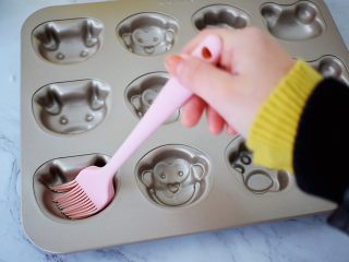 8、南瓜蒸蛋糕,模具刷一层薄薄的玉米油，没有模具可以用小碗，模具最好用硅胶比较好脱模