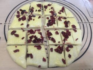 8、蔓越莓面包,用刀将面饼均匀的切成几段