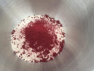 1、吃掉一朵花+红丝绒花儿面包,厨师机和面盆里放入面粉和红曲粉