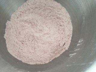 2、吃掉一朵花+红丝绒花儿面包,混合均匀