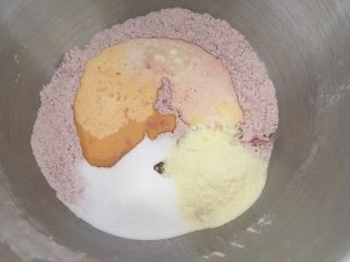 3、吃掉一朵花+红丝绒花儿面包,加入鸡蛋液、盐、奶粉、炼乳、奶、砂糖