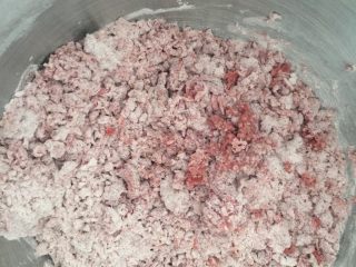 4、吃掉一朵花+红丝绒花儿面包,搅成絮状