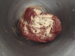 5、吃掉一朵花+红丝绒花儿面包,开动厨师机2档3分钟,加入酵母,再和面2分钟